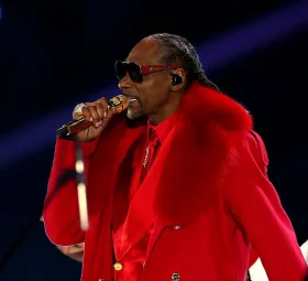 Snoop Dogg’s Holiday Halftime Party Had Fans Busting A Move In Their Living Rooms 3